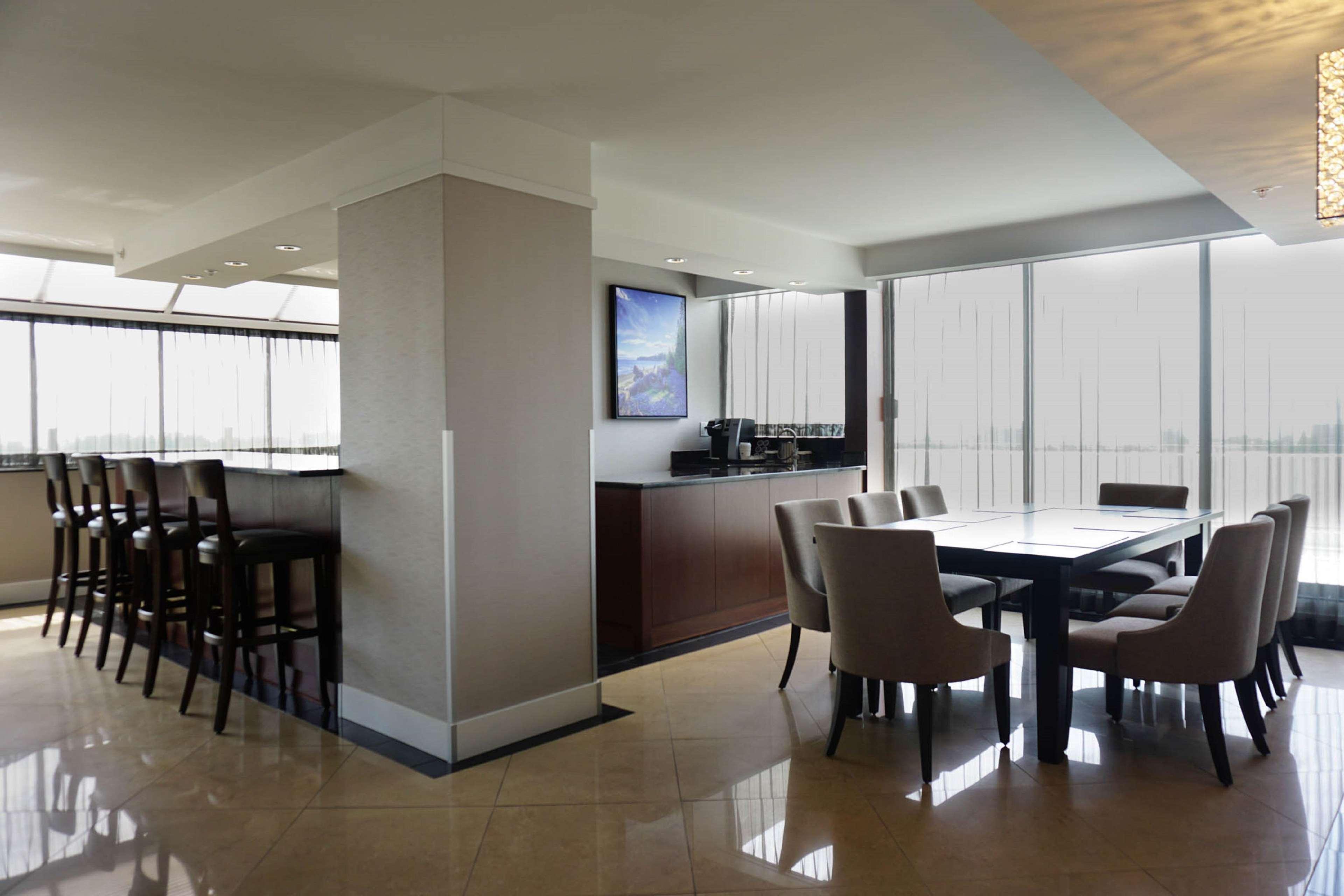 Doubletree By Hilton Hotel & Suites Виктория Экстерьер фото