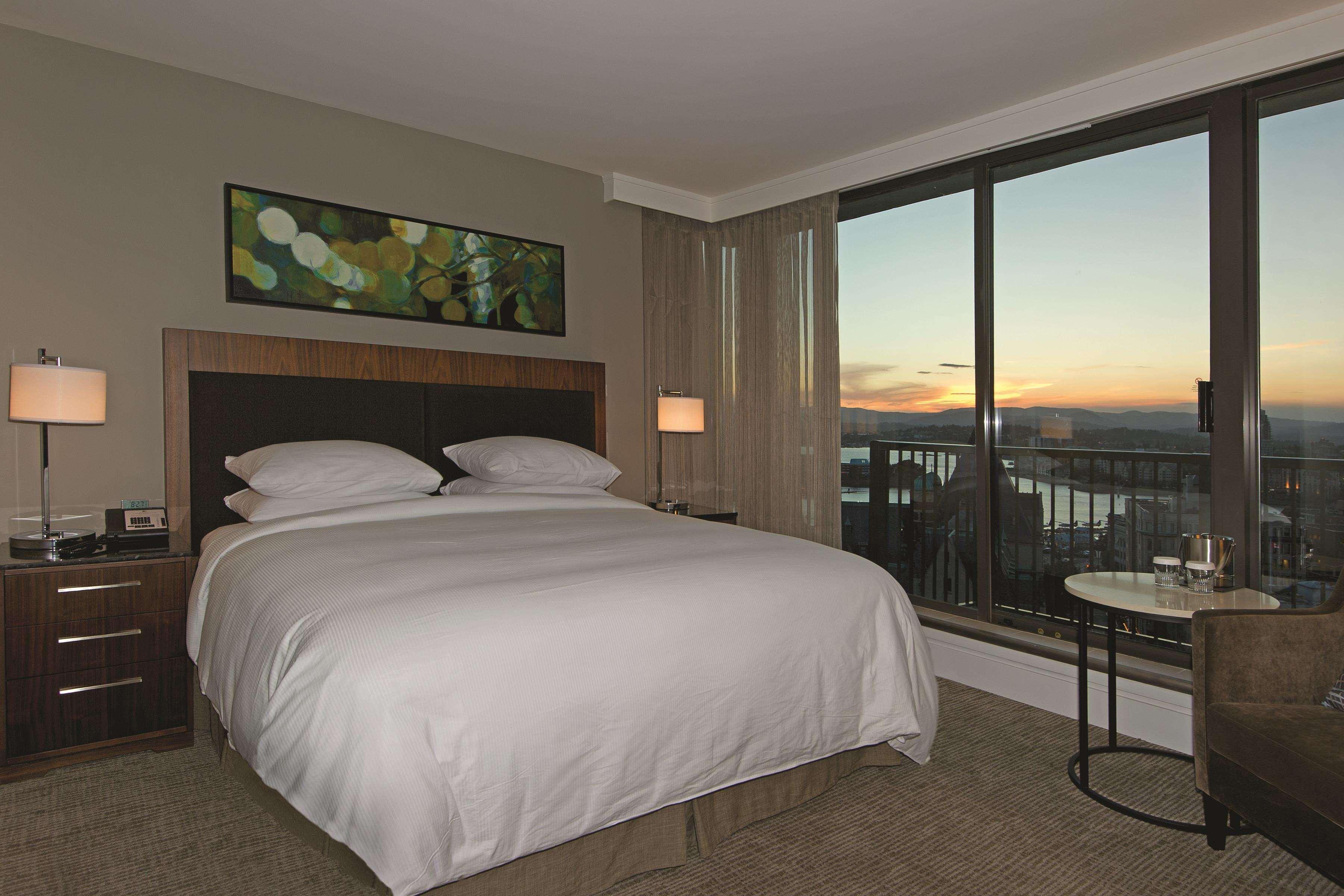 Doubletree By Hilton Hotel & Suites Виктория Экстерьер фото