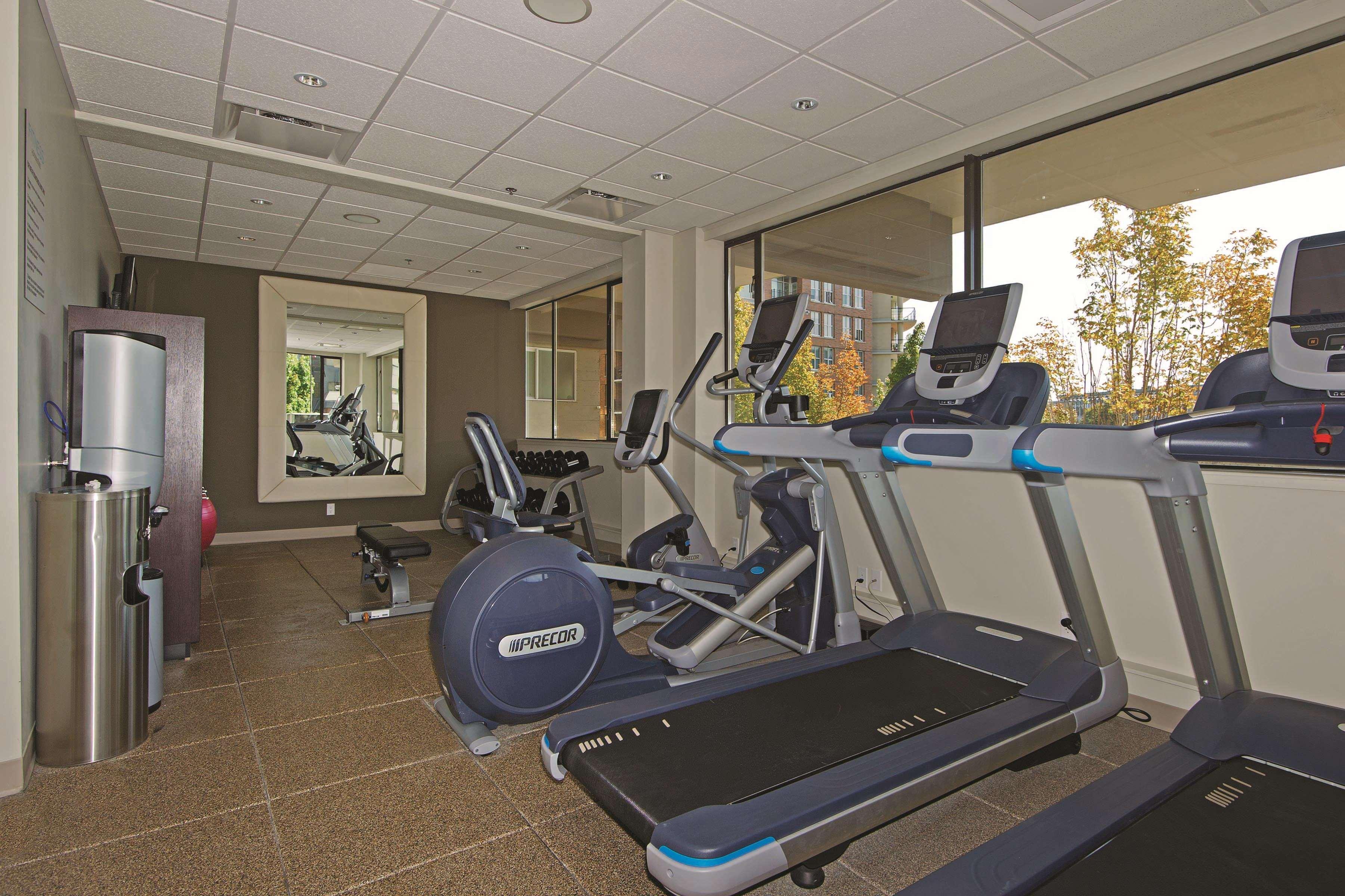 Doubletree By Hilton Hotel & Suites Виктория Экстерьер фото