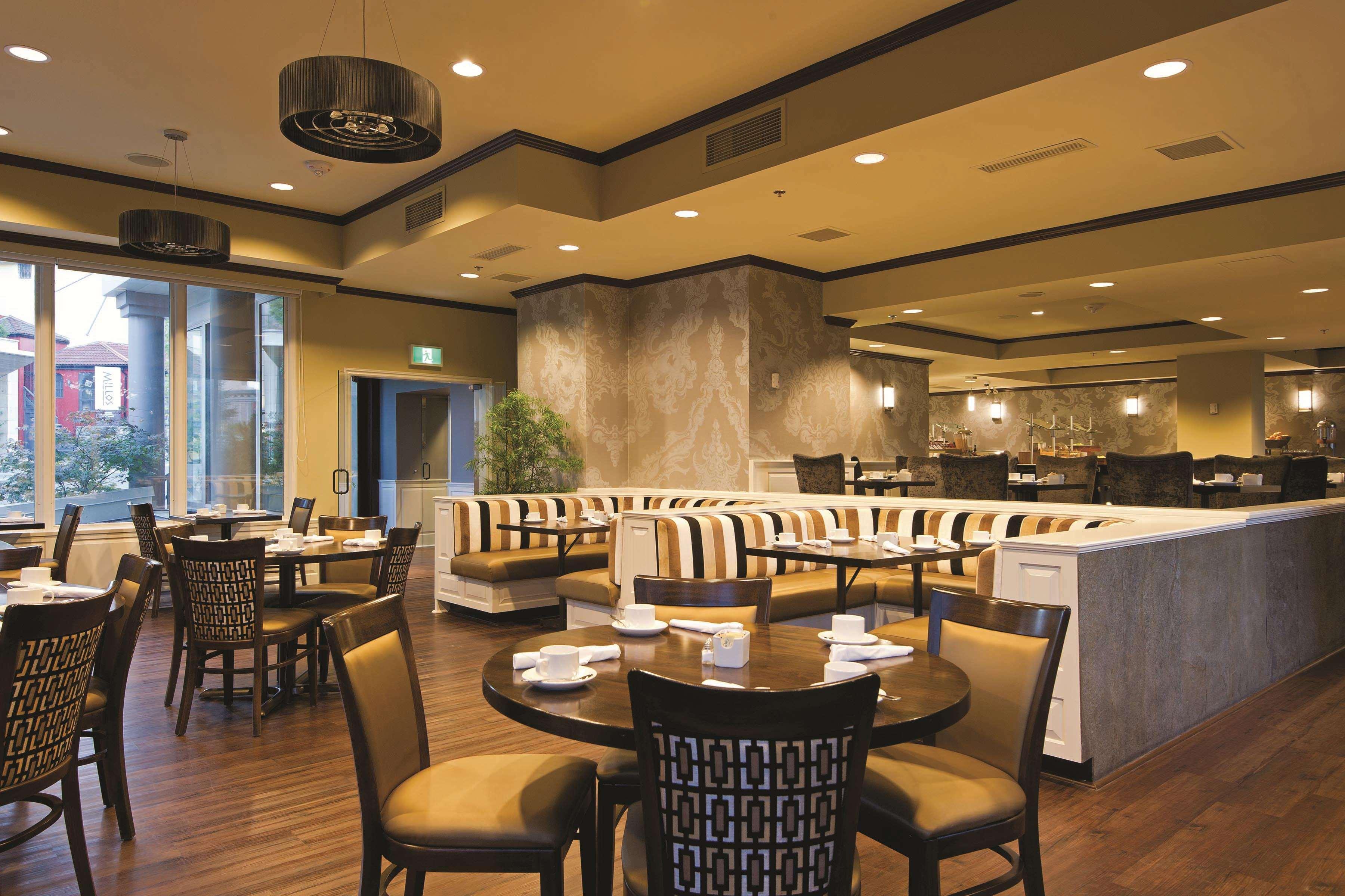 Doubletree By Hilton Hotel & Suites Виктория Экстерьер фото