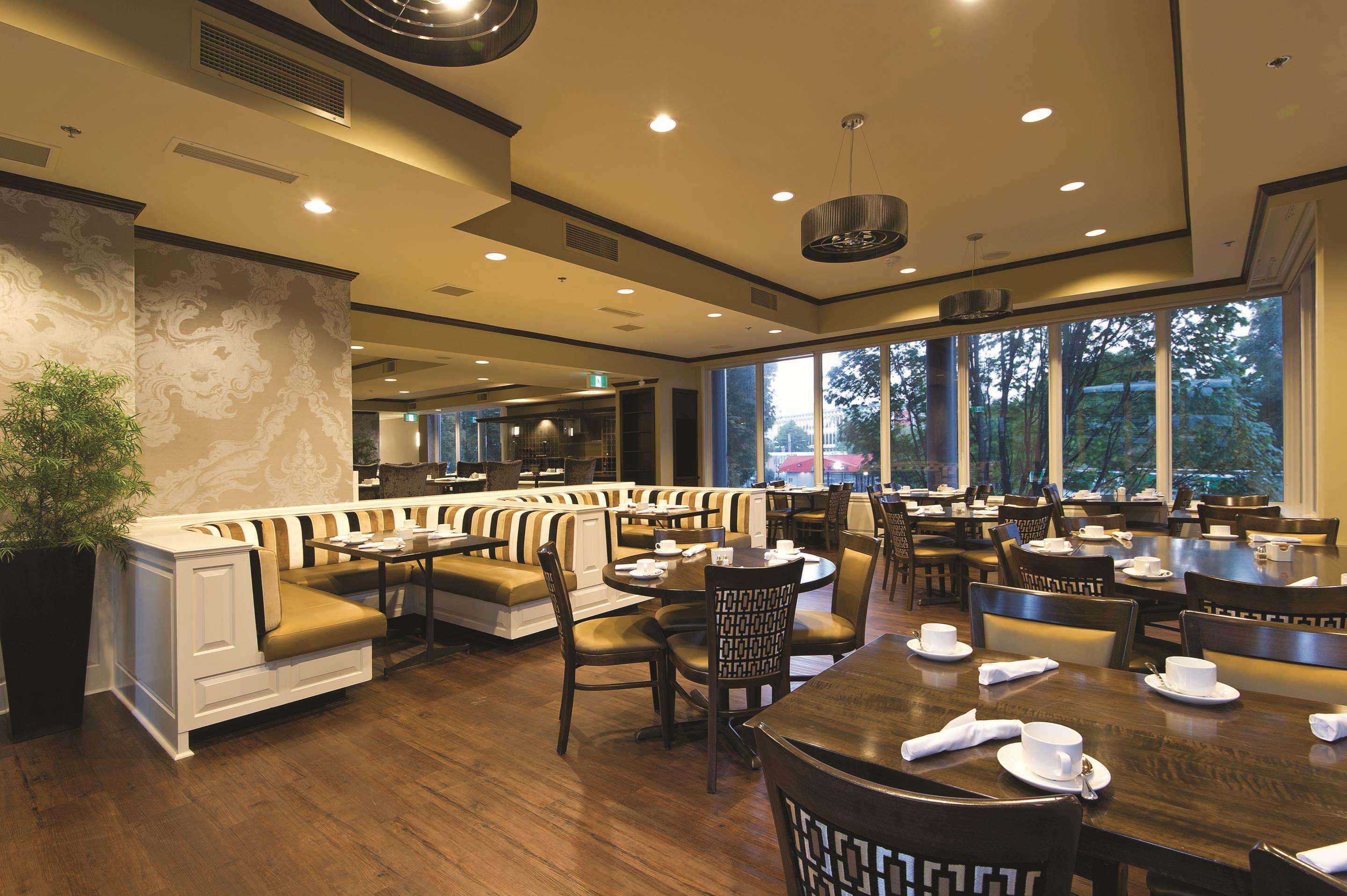 Doubletree By Hilton Hotel & Suites Виктория Экстерьер фото