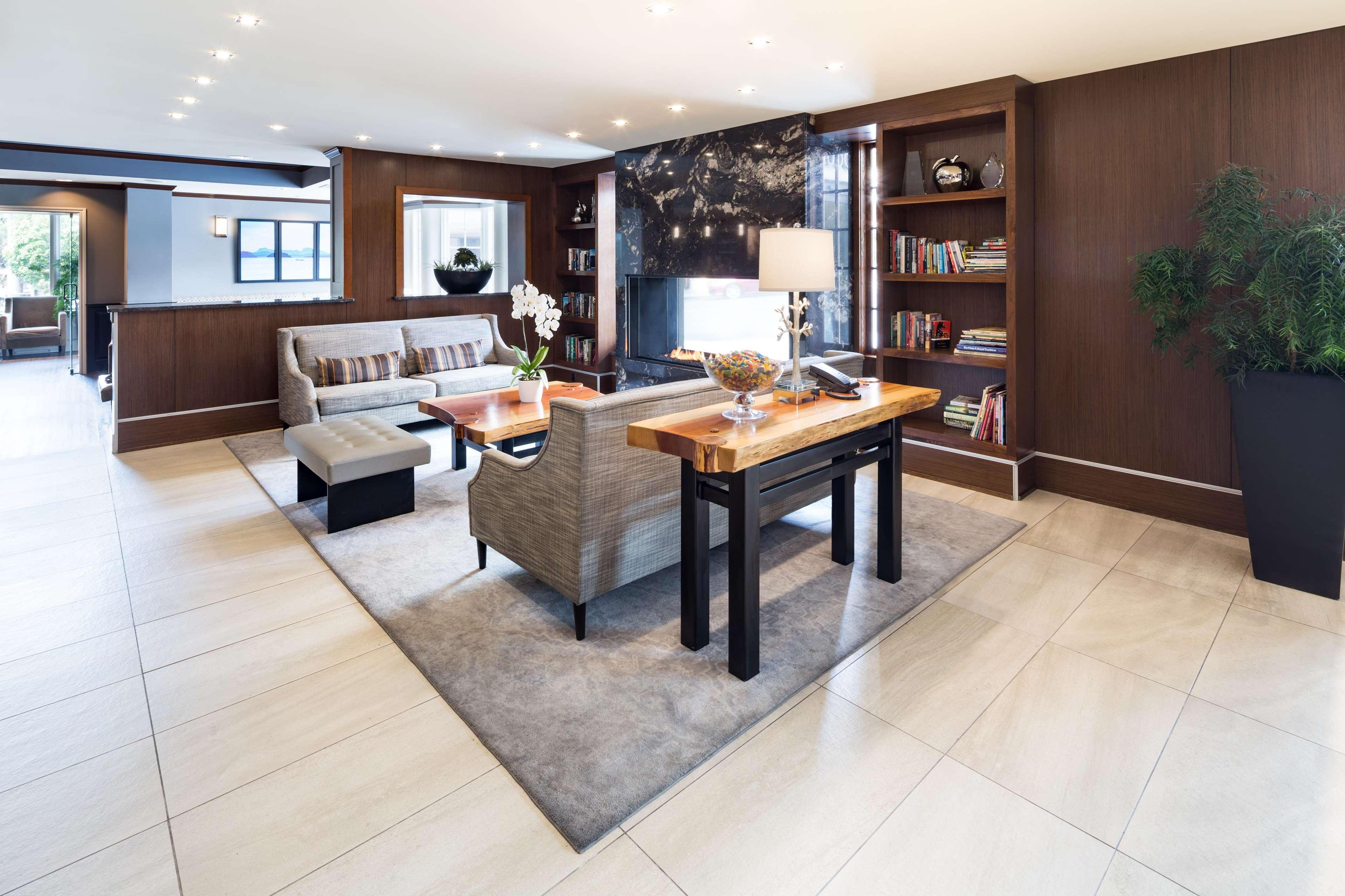 Doubletree By Hilton Hotel & Suites Виктория Экстерьер фото