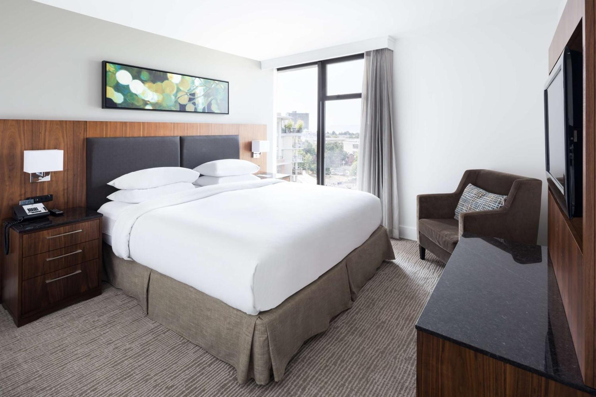 Doubletree By Hilton Hotel & Suites Виктория Экстерьер фото