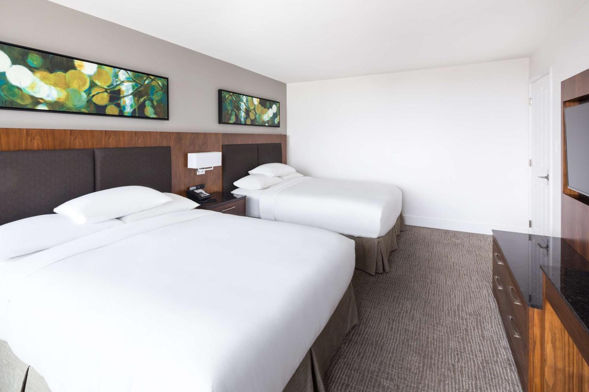 Doubletree By Hilton Hotel & Suites Виктория Экстерьер фото