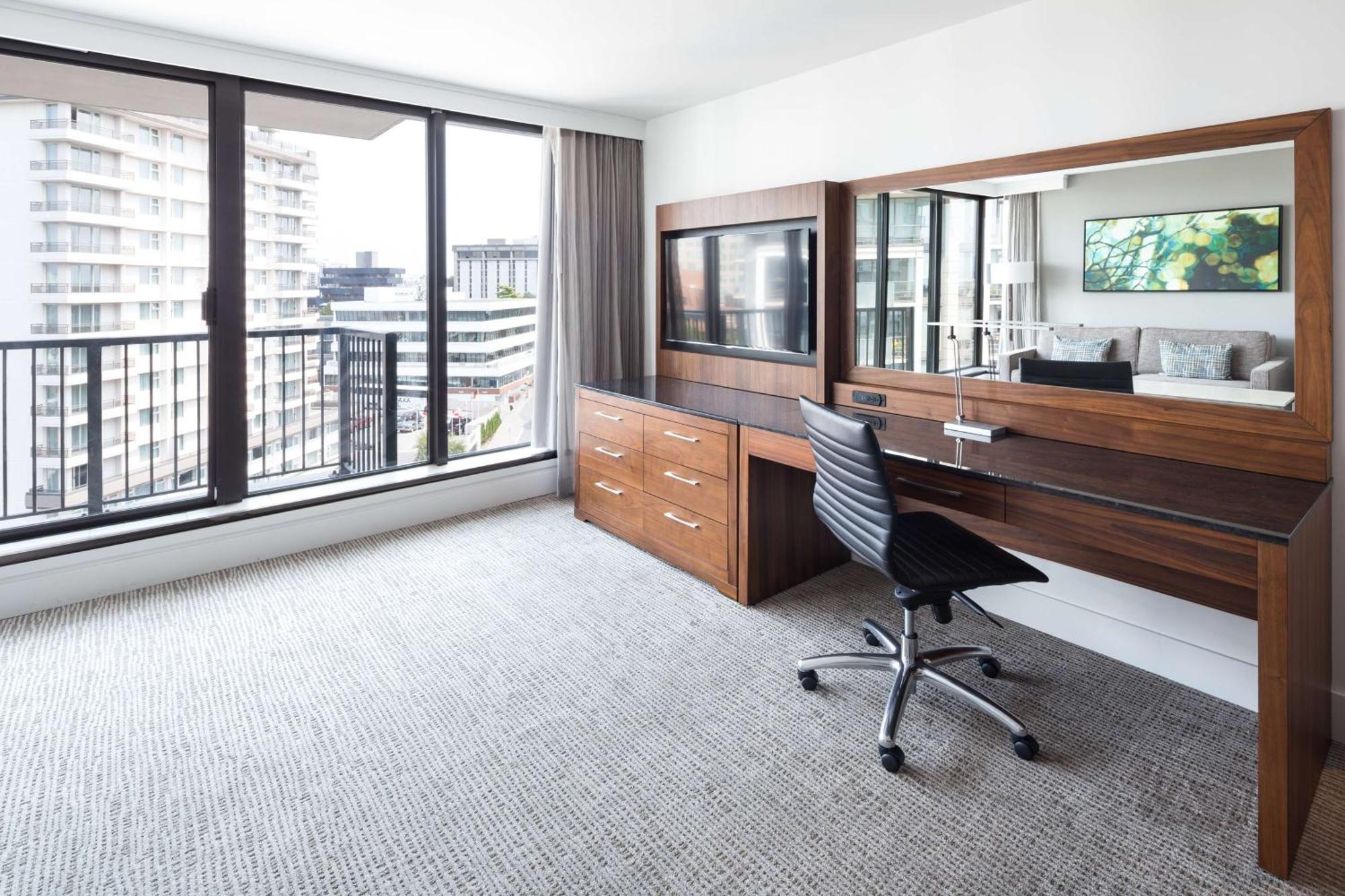 Doubletree By Hilton Hotel & Suites Виктория Экстерьер фото