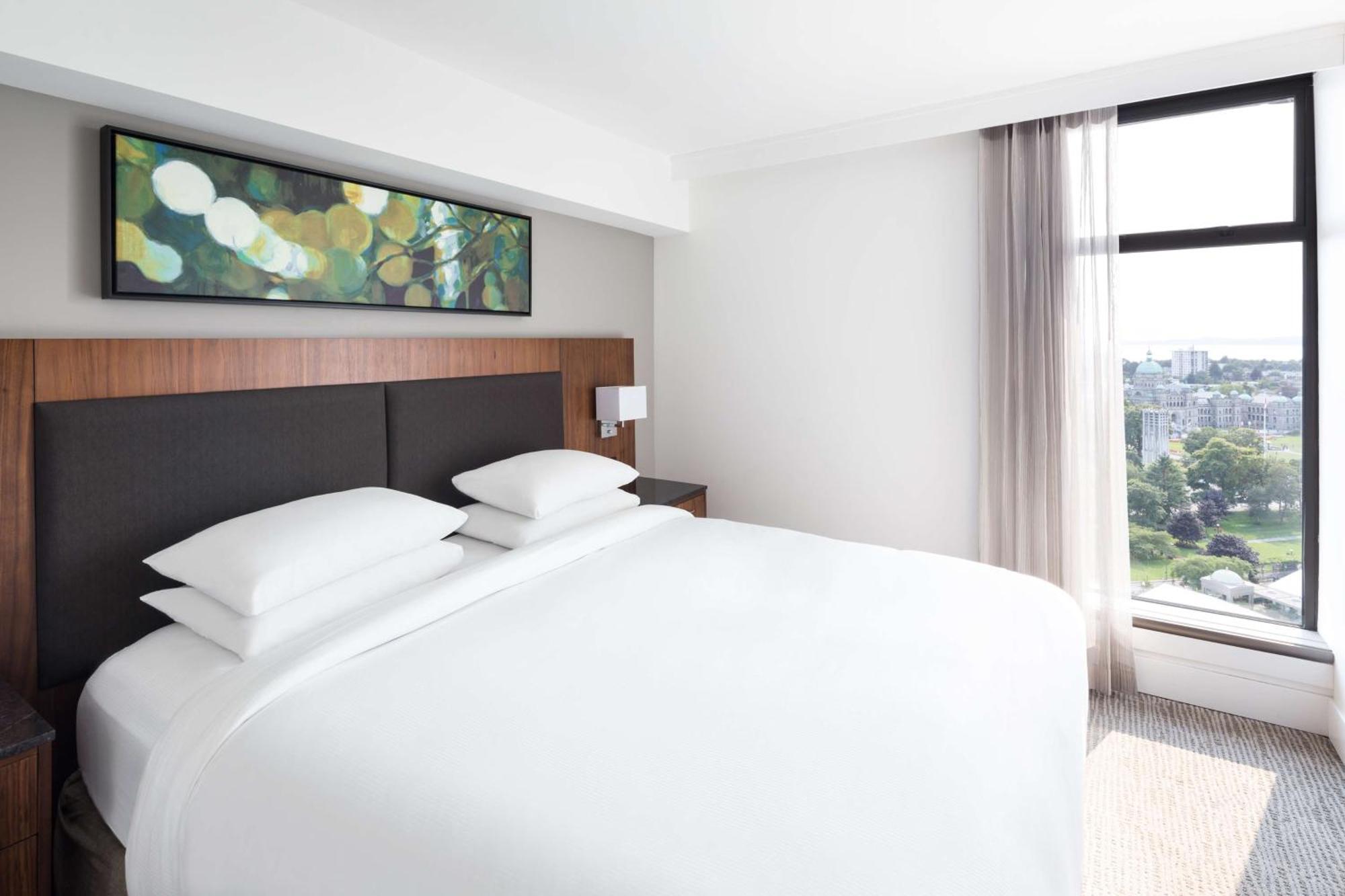 Doubletree By Hilton Hotel & Suites Виктория Экстерьер фото
