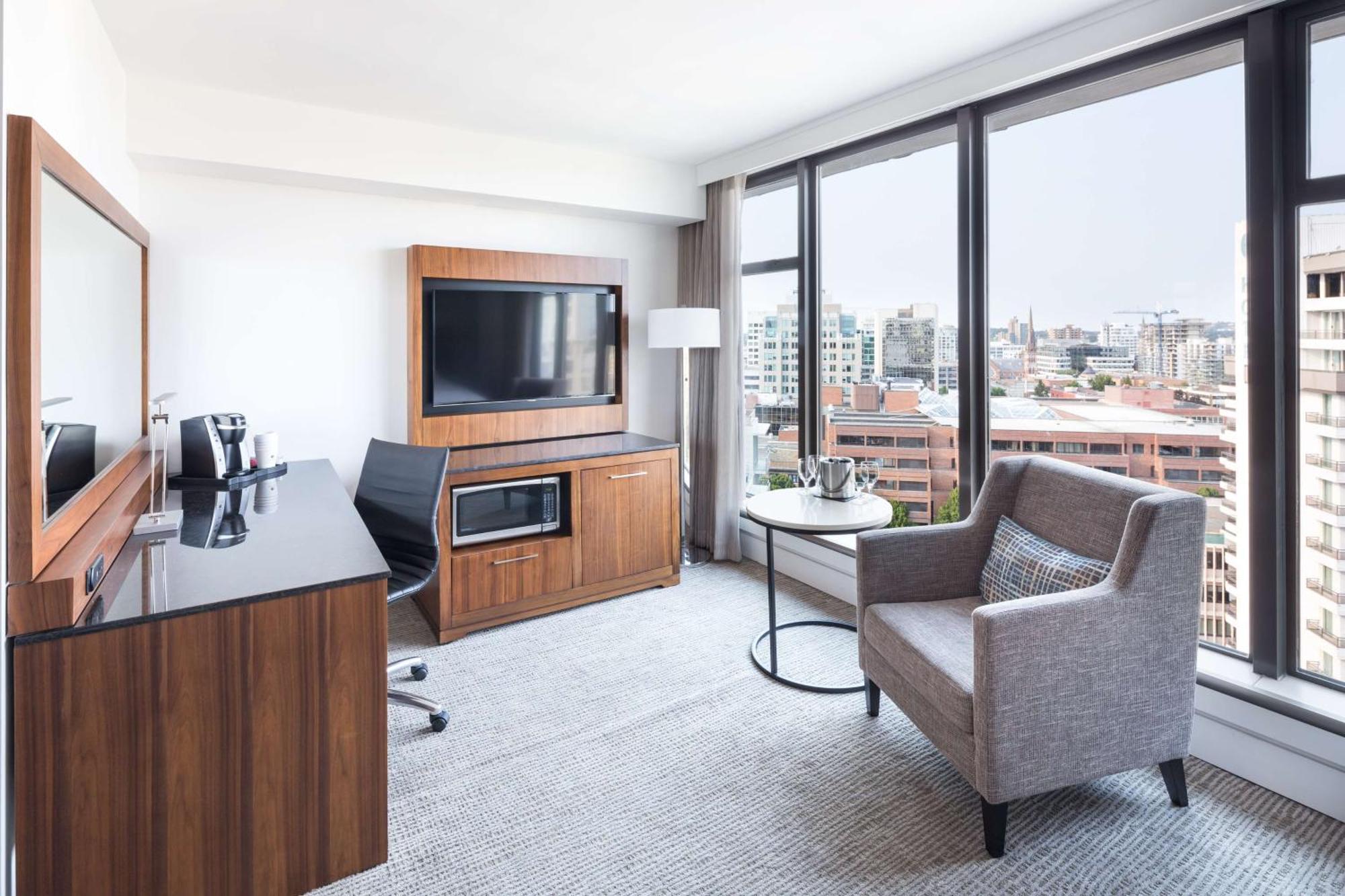 Doubletree By Hilton Hotel & Suites Виктория Экстерьер фото