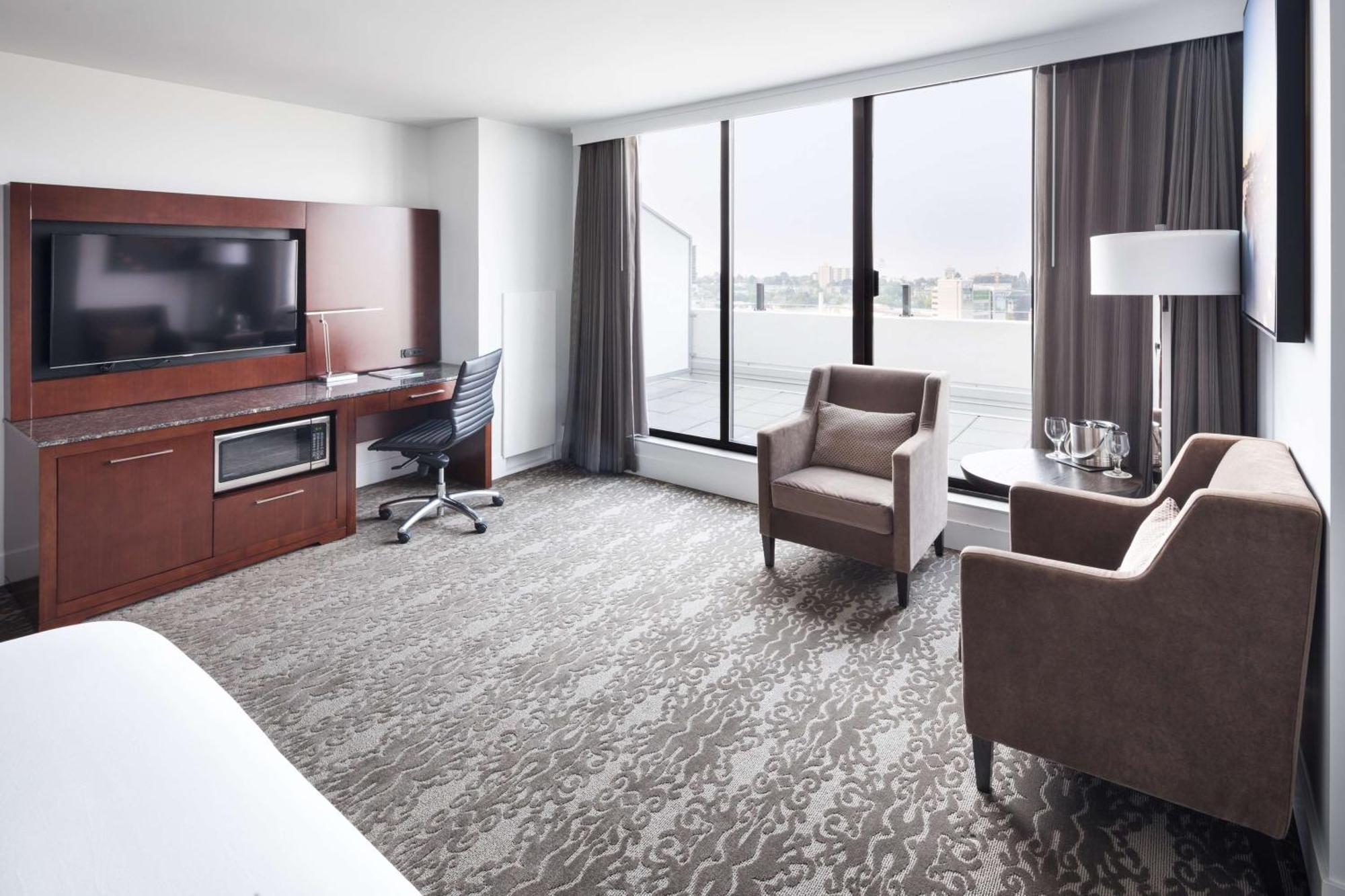 Doubletree By Hilton Hotel & Suites Виктория Экстерьер фото
