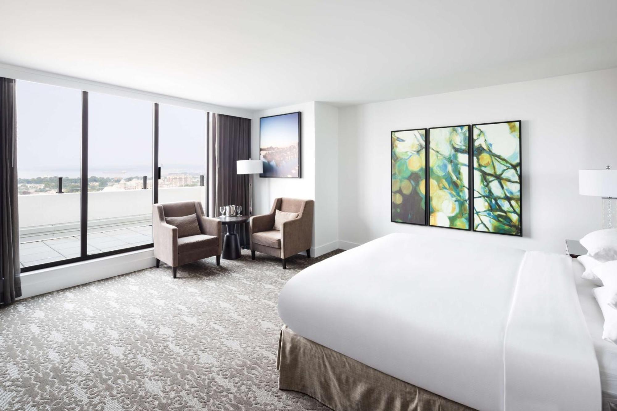 Doubletree By Hilton Hotel & Suites Виктория Экстерьер фото