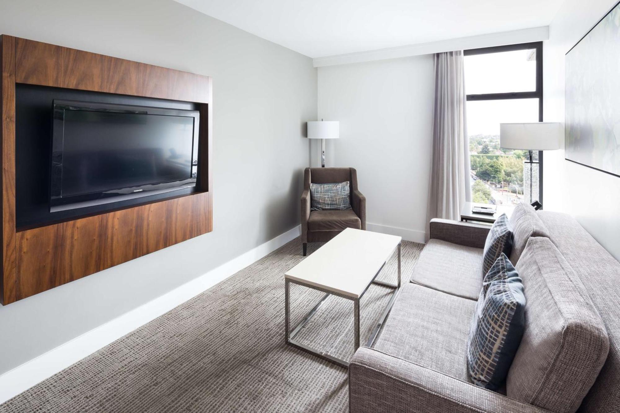 Doubletree By Hilton Hotel & Suites Виктория Экстерьер фото