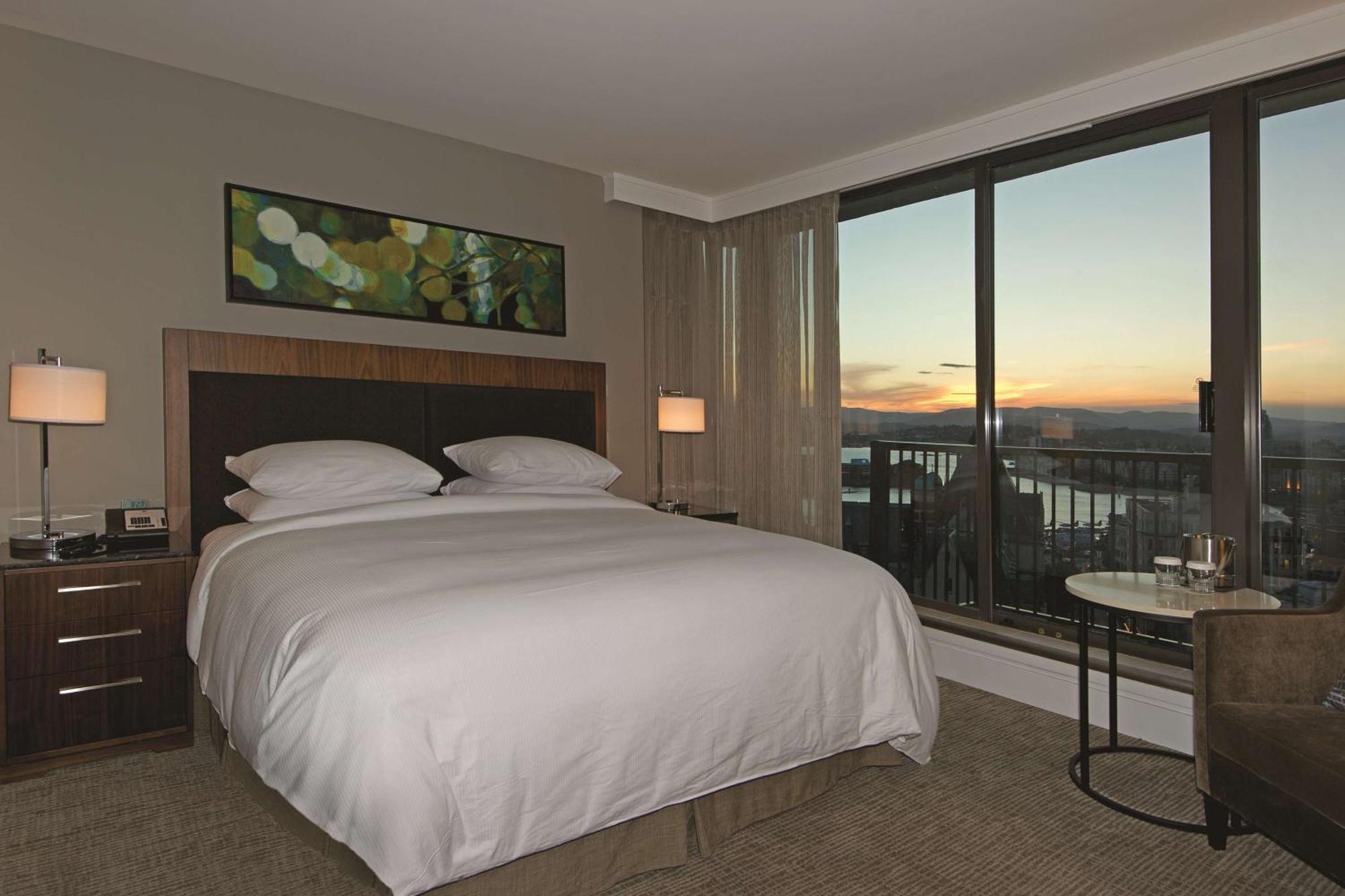 Doubletree By Hilton Hotel & Suites Виктория Экстерьер фото