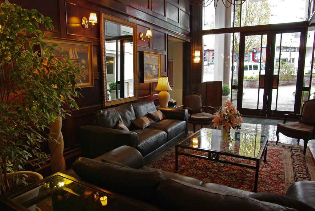 Doubletree By Hilton Hotel & Suites Виктория Экстерьер фото